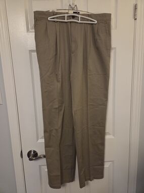 Dockers Men's Tan Pleated Chinos
